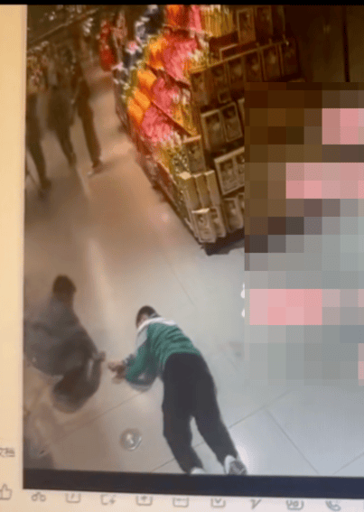 男孩在盒马门店摔倒无人扶母亲砸店？盒马回应：事发后一直在处理，双方未协商一致