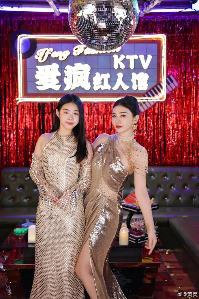 黄奕罕见晒母女合照，11岁女儿礼服亮相，网友：体态很有星范