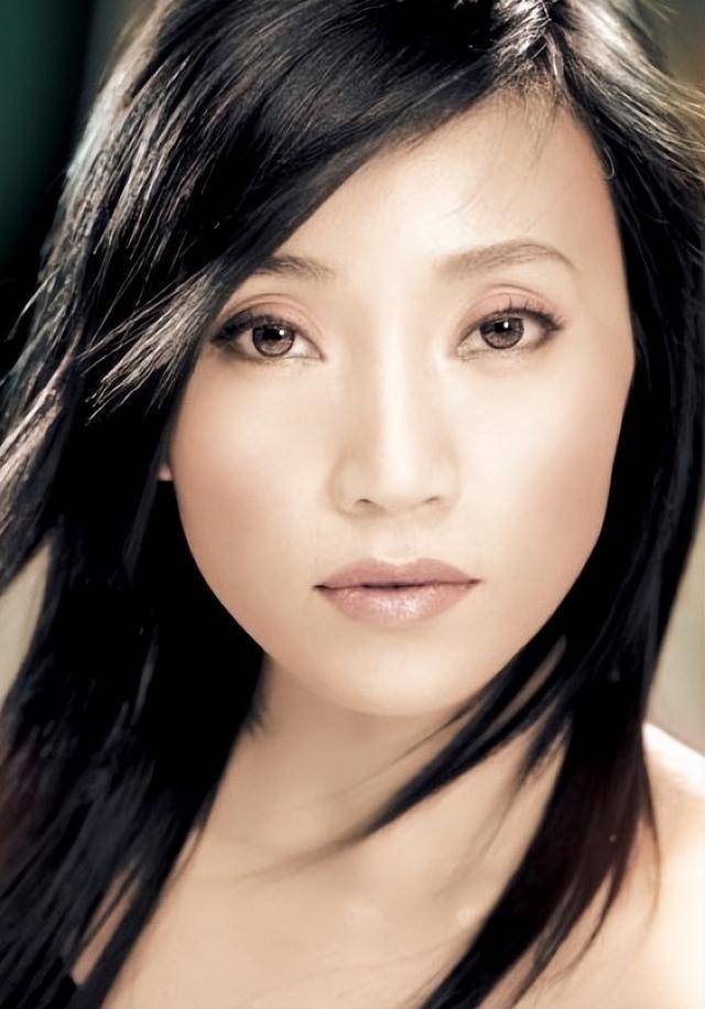 著名歌手朱桦，曾婉拒费翔的追求，照顾患病母亲，如今仍旧单身