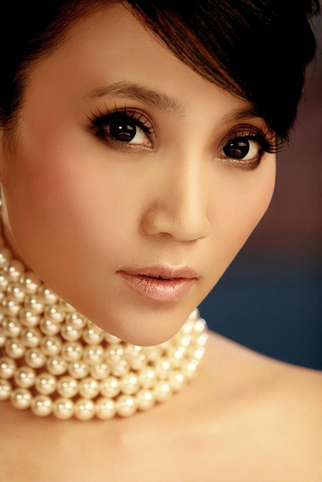 著名歌手朱桦，曾婉拒费翔的追求，照顾患病母亲，如今仍旧单身