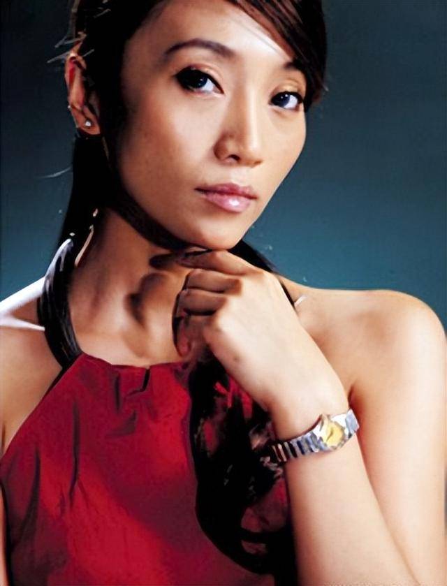 著名歌手朱桦，曾婉拒费翔的追求，照顾患病母亲，如今仍旧单身