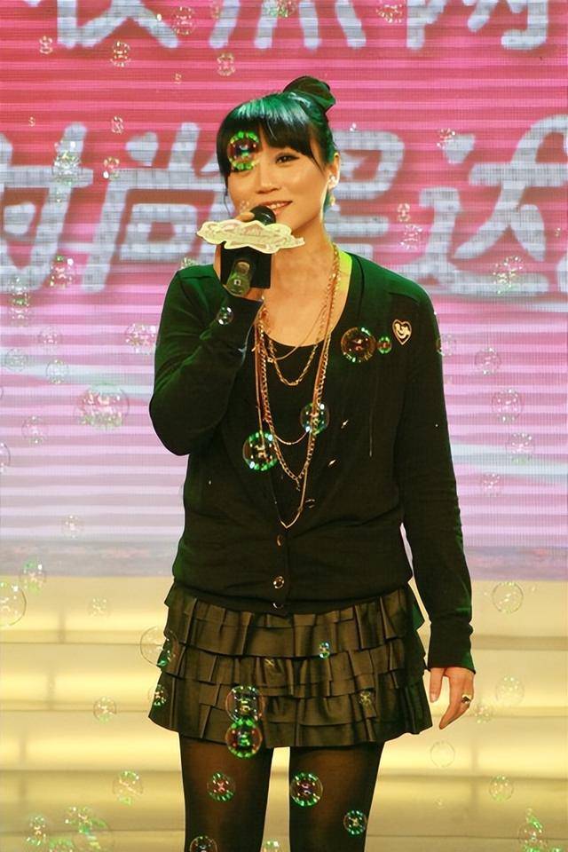 著名歌手朱桦，曾婉拒费翔的追求，照顾患病母亲，如今仍旧单身