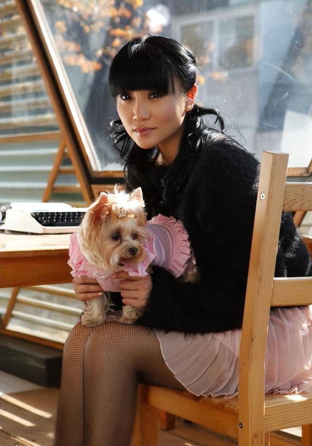 著名歌手朱桦，曾婉拒费翔的追求，照顾患病母亲，如今仍旧单身