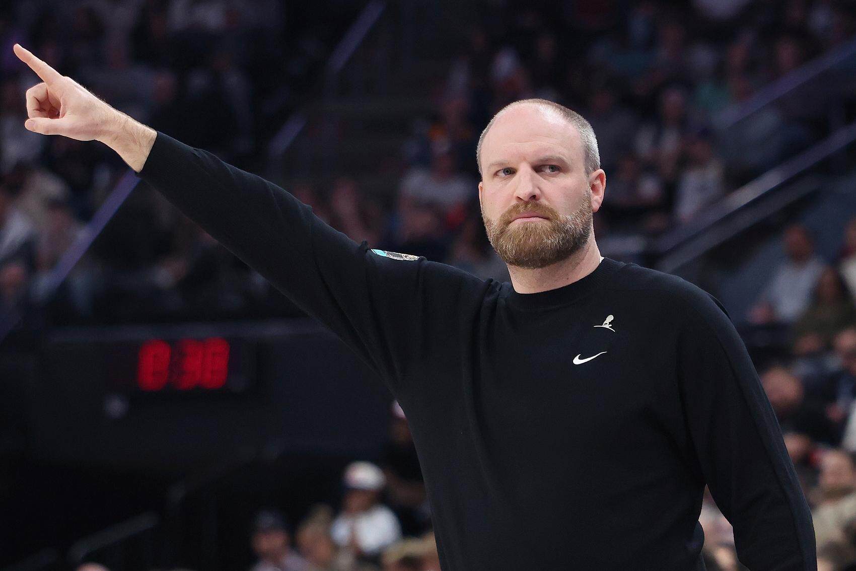 【NBA】灰熊季后赛前突然换帅，詹金斯被叫到管理层办公室当面解雇