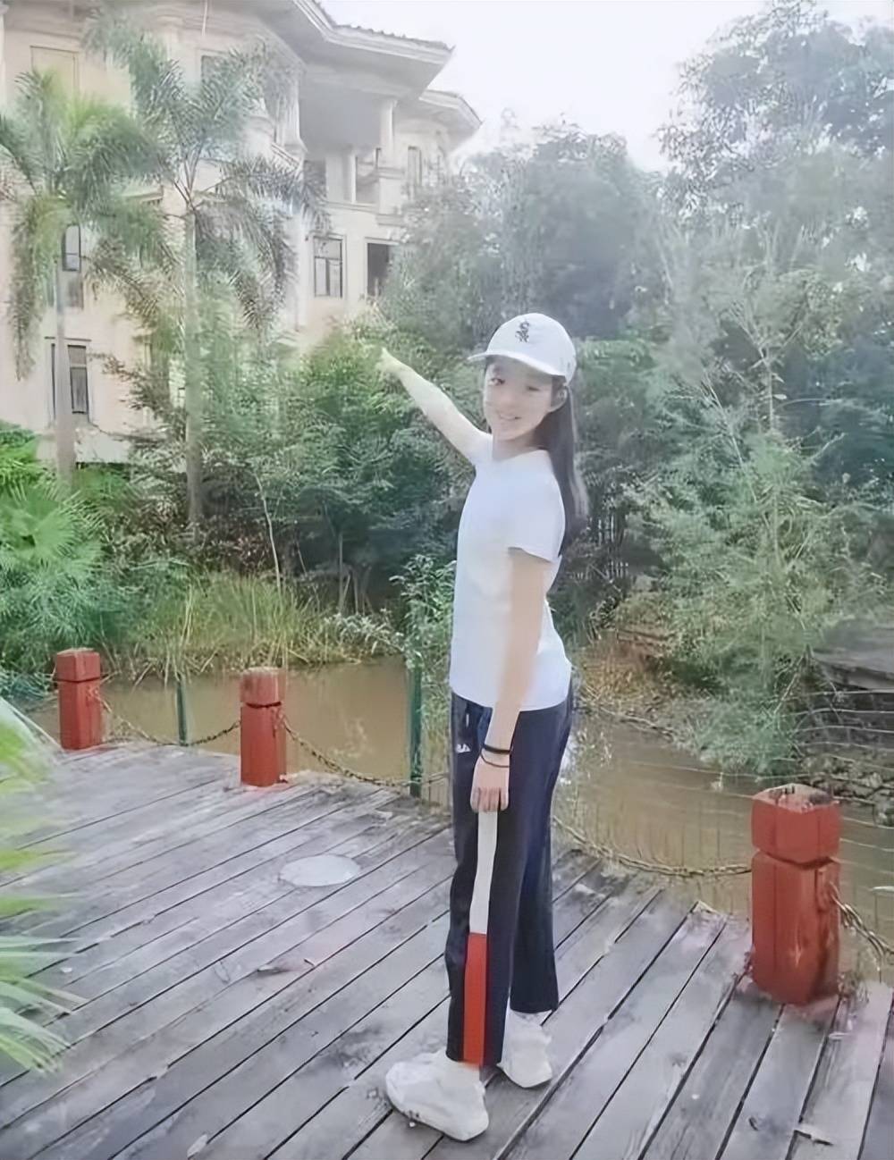 黄杨钿甜父母回应网络争议：“天价耳环”实际100多元，别墅不是自家的，只是路过拍照