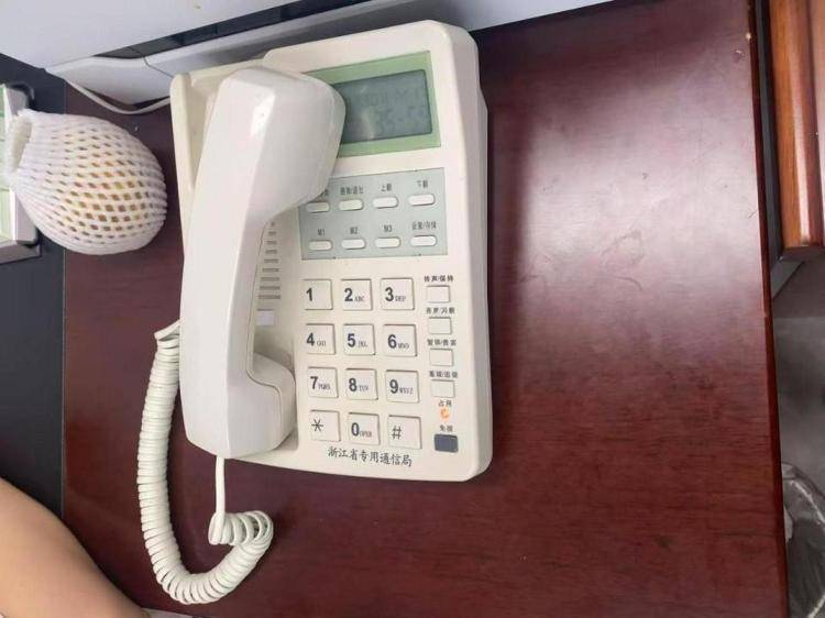 打了一上午电话全占线,余杭某办事单位电话听筒被悬放?相关负责人回应