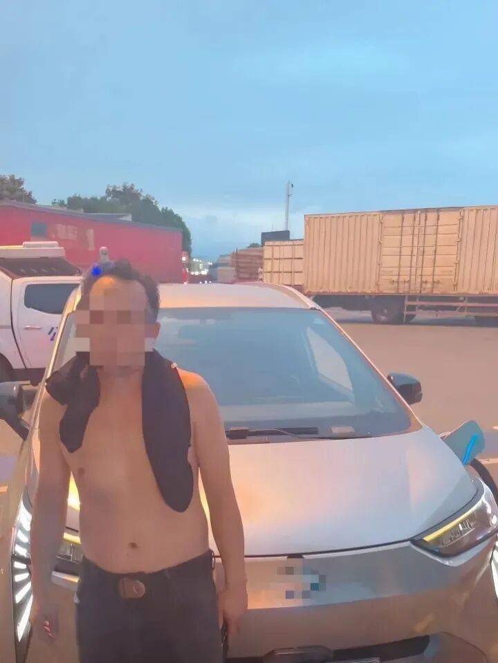 这是高速啊！新能源汽车突然没电，司机蛮力推行2公里…