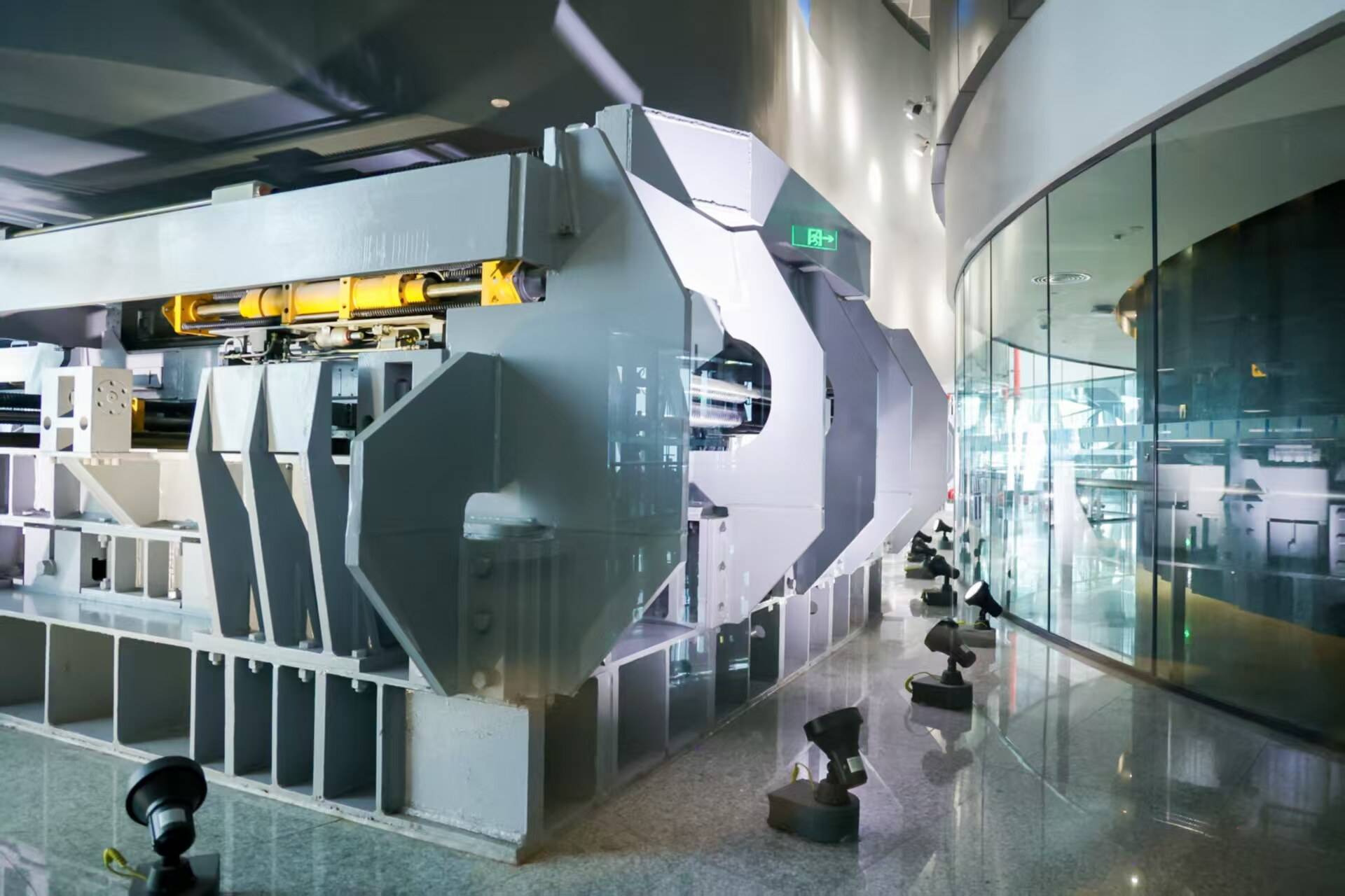 超强台风来袭,广州塔“定塔神器”出现明显摆动