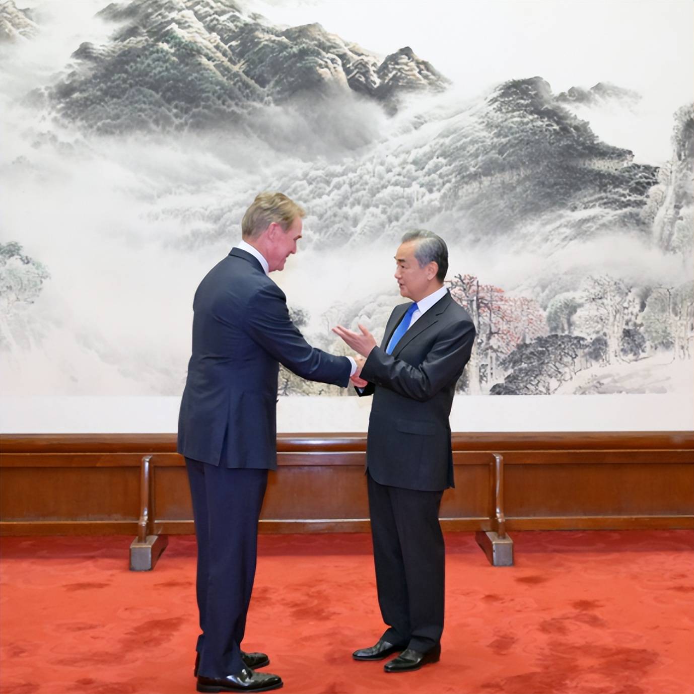 美贵客在北京入座，王毅2字定位中美关系，不是对手，更不是敌人