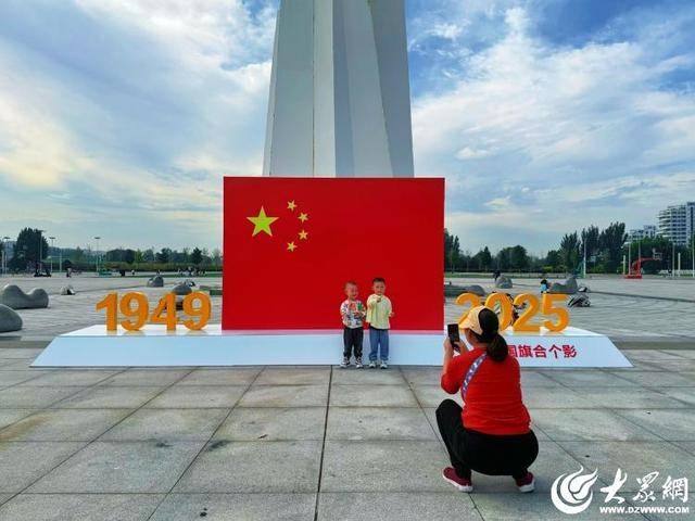 国庆氛围已拉满!潍坊昌乐满城飘扬“中国红”