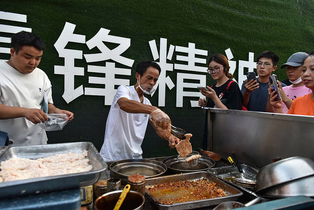 景德镇派专班接“鸡排哥”流量，很难有什么新故事