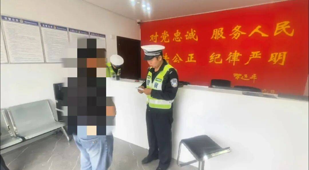 举报!贵B59***号小型轿车加装射灯闪后车!民警:查!