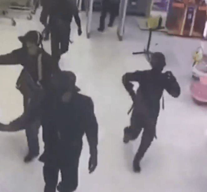 泰国发生黄金大劫案：约10名蒙面人持枪洗劫金店，一把拽下整板黄金，逃离时安置炸弹陷阱，现场画面曝光