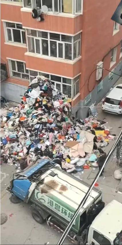 河北张家口七旬老太房间囤满废品,整栋楼全是蟑螂