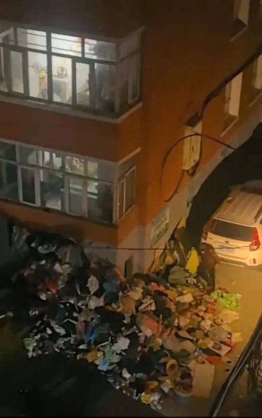 河北张家口七旬老太房间囤满废品,整栋楼全是蟑螂