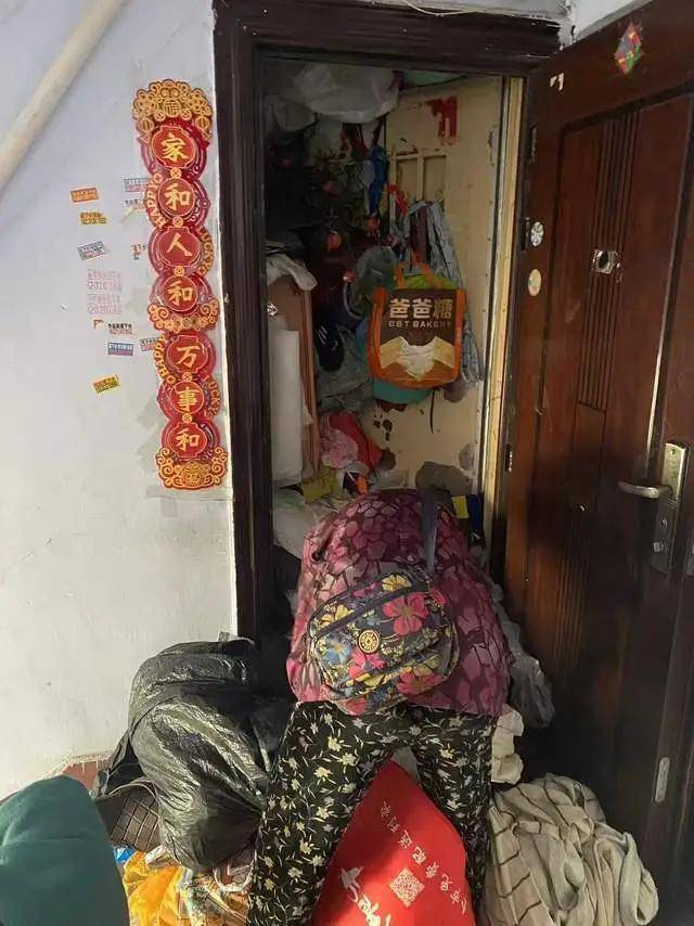 河北张家口七旬老太房间囤满废品,整栋楼全是蟑螂