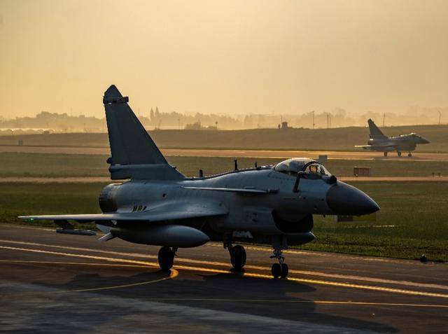 印尼豪掷90亿美元买歼-10，不止看中战机，中械作战体系也来一套