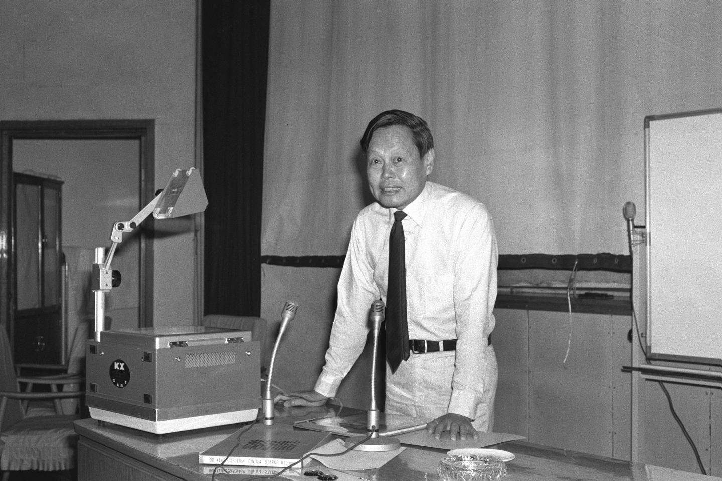 杨振宁逝世后国际媒体纷纷发文,《联合早报》评价:“他理应再获一次诺贝尔奖”