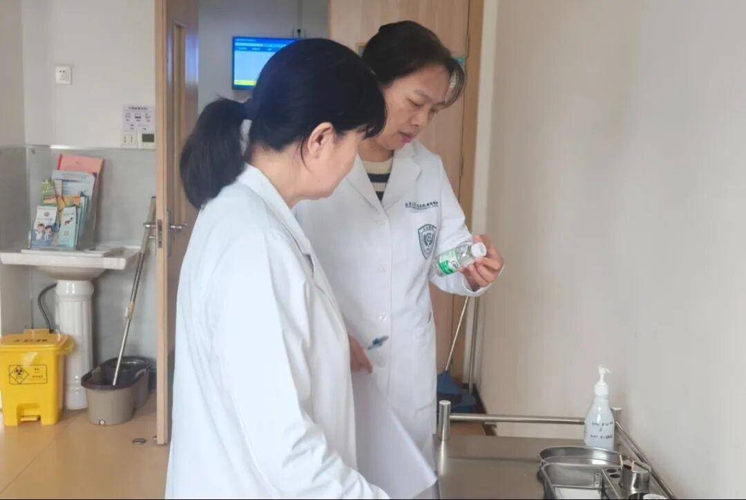 “大医院专家来了,我们在社区看病,也更放心了”