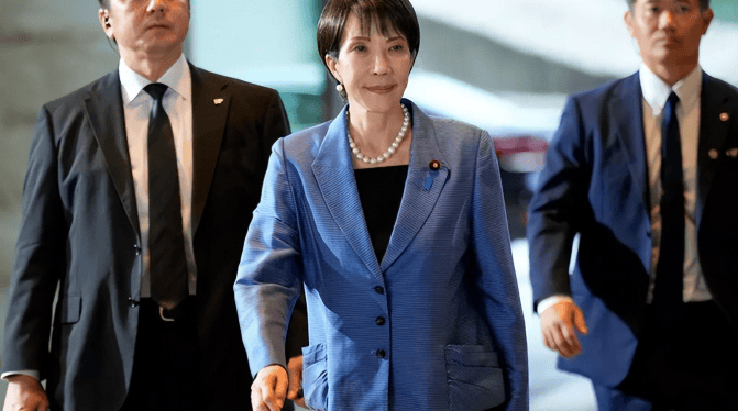 迟迟等不到北京贺电后,高市早苗公开道歉,日本社会面临巨大难题,特朗普将上门要账,释放信号强烈